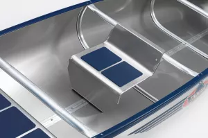 Abnehmbare Kanusitz aus Aluminium mit blauem Schutzbelag Sitzhöhe: ca.20cm über dem Boden Wird an der Querstrebe eingehängt Ersatzteil für Aluboote 